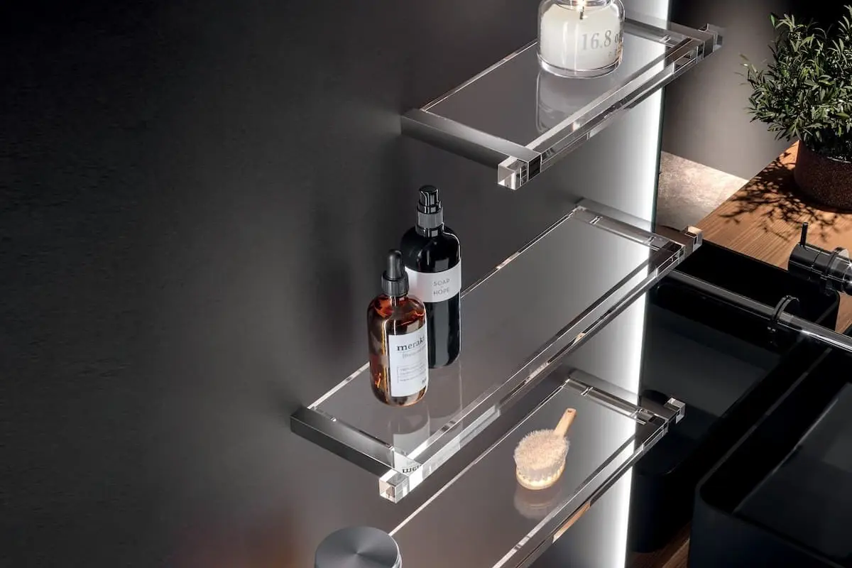 Bagno moderno con sanitari sospesi e box doccia