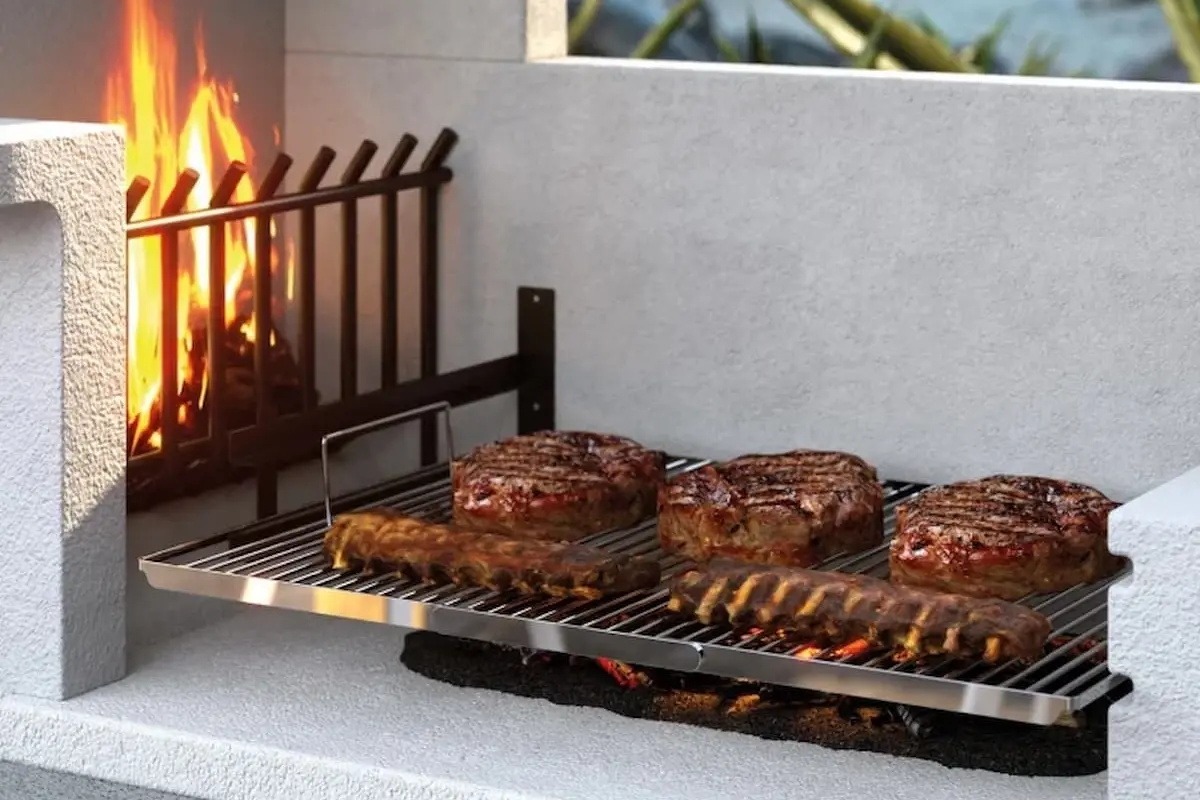 Barbecue Palazzetti in giardino con zona cottura